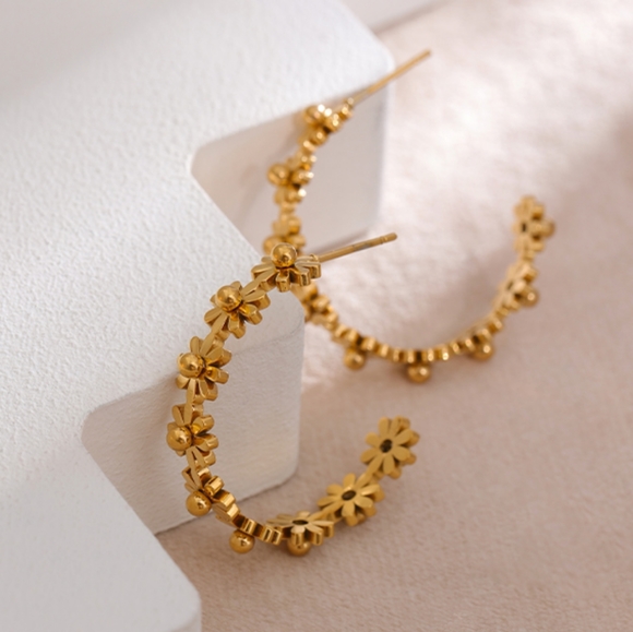 Wonderful Daisies Earrings - Picture 3 of 9